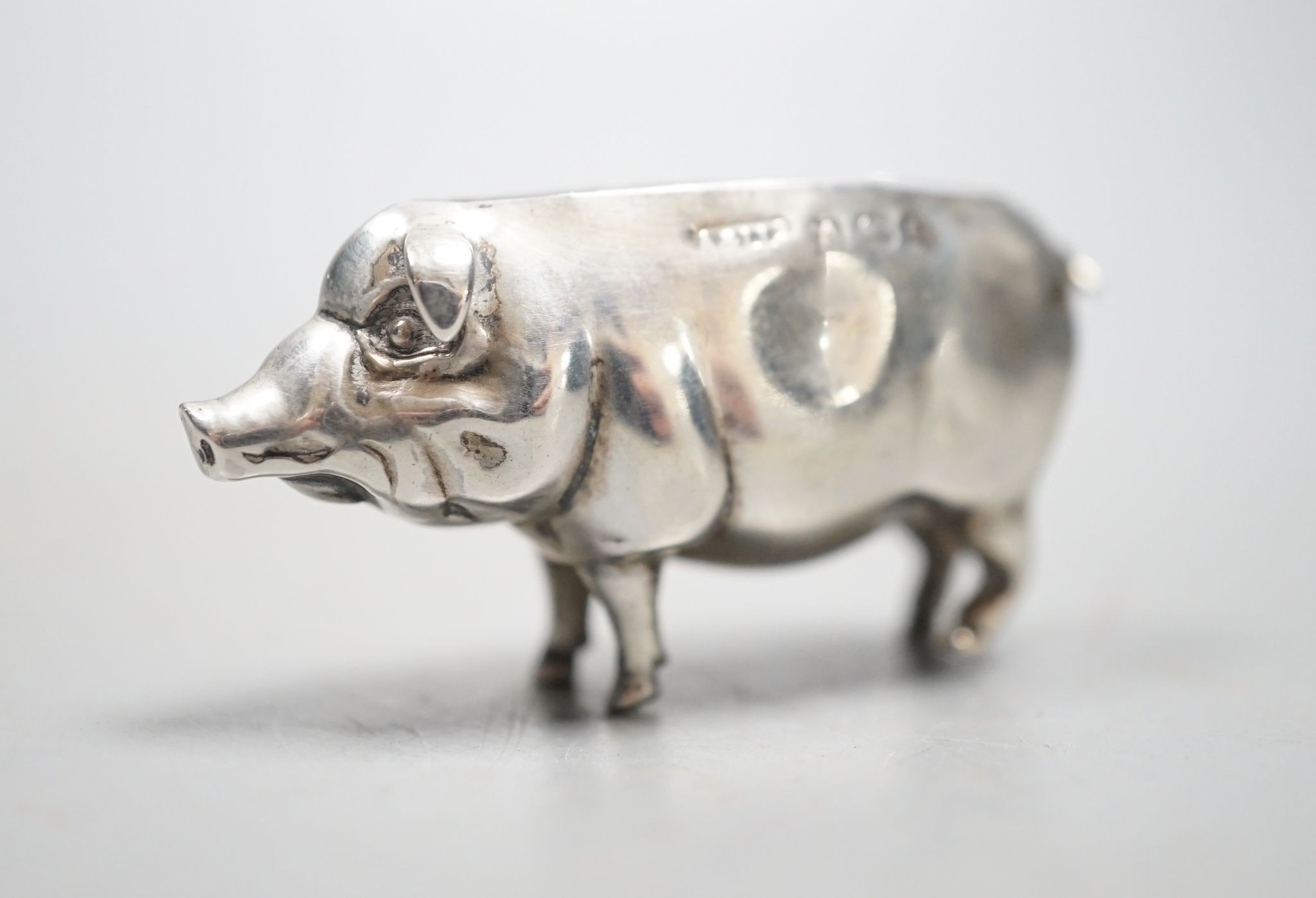 An Edwardian silver pig pin cushion, (lacking cushion), Adie & Lovekin Ltd, Birmingham, 1905, length 49mm.